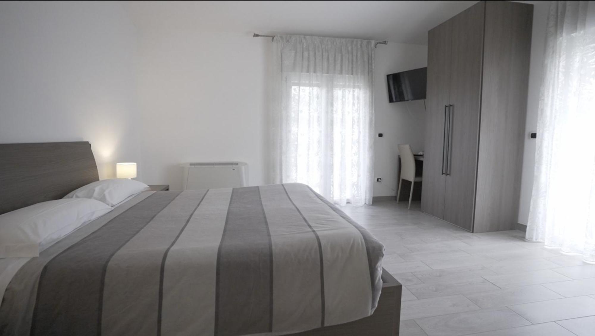 B&B Arco Dei Sogni เชลาโน ภายนอก รูปภาพ